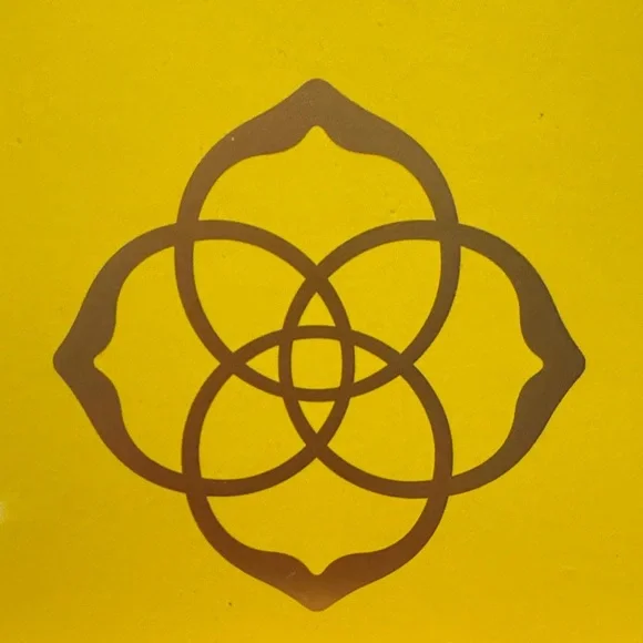 Courtney Paperclip Bracelet in Gold - Picture 2 of 3